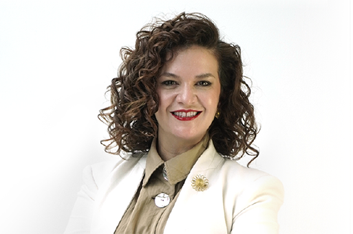 Retrato oficial de Marisol Castro González, Viceministra de Planificación, sonriendo con saco blanco sobre fondo claro