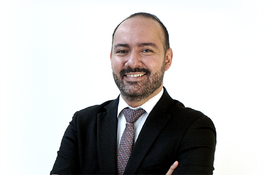 Retrato oficial de José David Rodríguez Morera, Viceministro de Vivienda y Asentamientos Humanos, sonriendo con los brazos cruzados y traje formal oscuro.