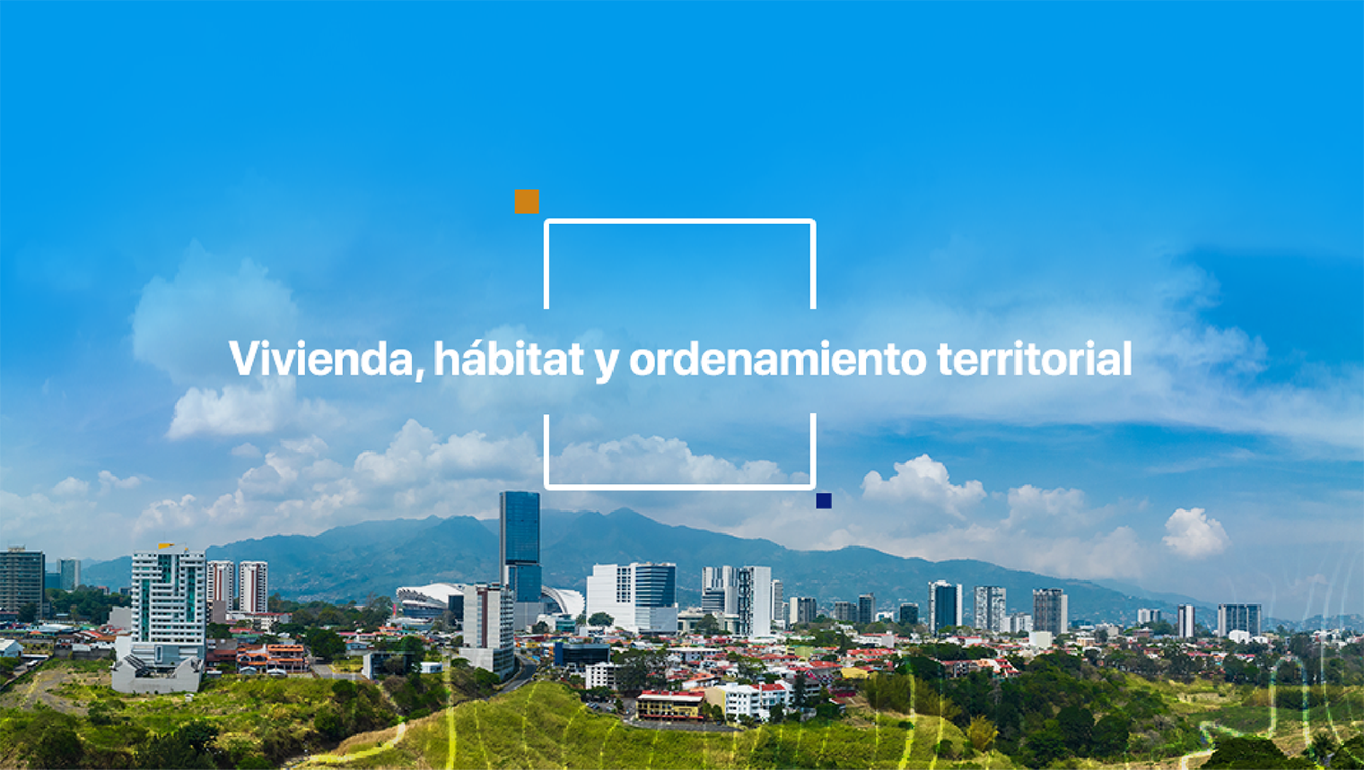 Fotografía panorámica aérea de una ciudad costarricense con edificios modernos y montañas verdes al fondo bajo un cielo azul con nubes. Texto superpuesto: Vivienda, hábitat y ordenamiento territorial.